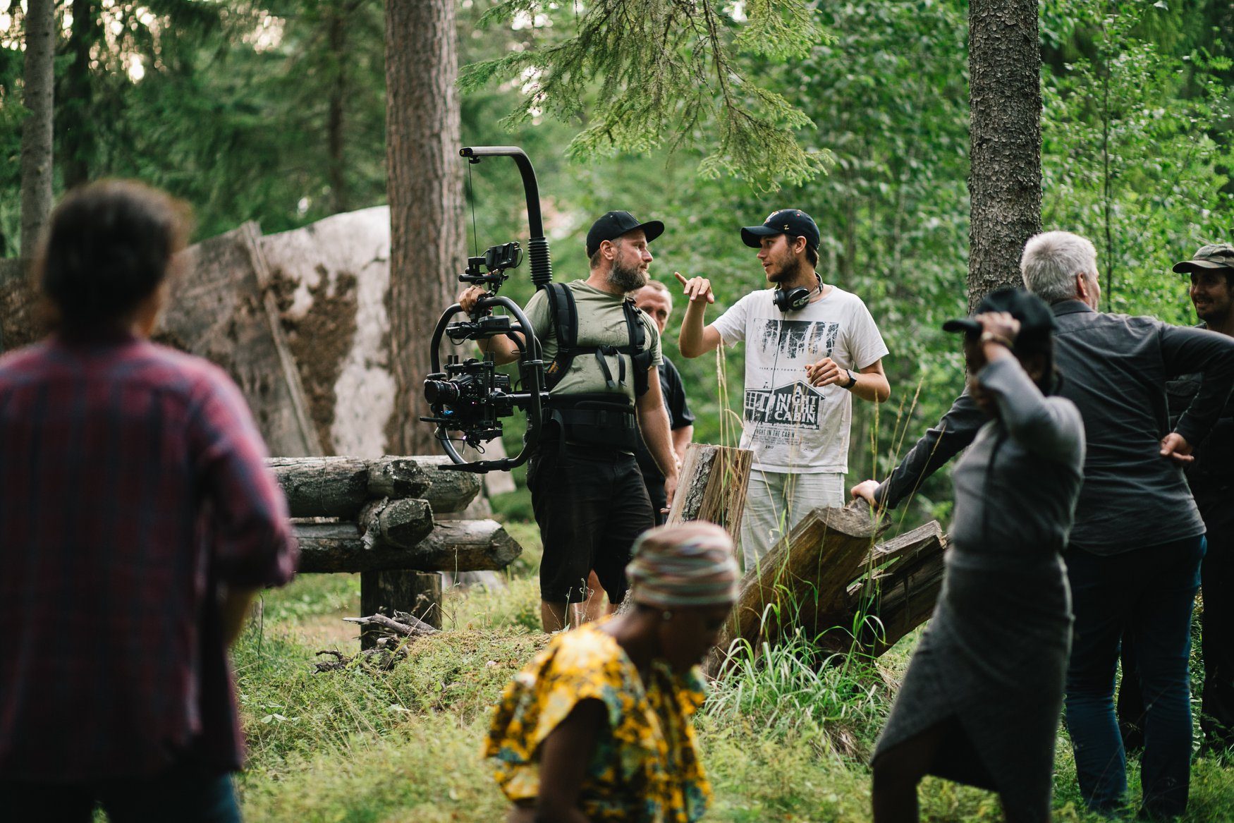 Johan Bodell regisserar ett filmteam under en inspelning i skogen